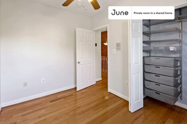 Foto del edificio - Private bedroom in 3 bed/2 bath Home
