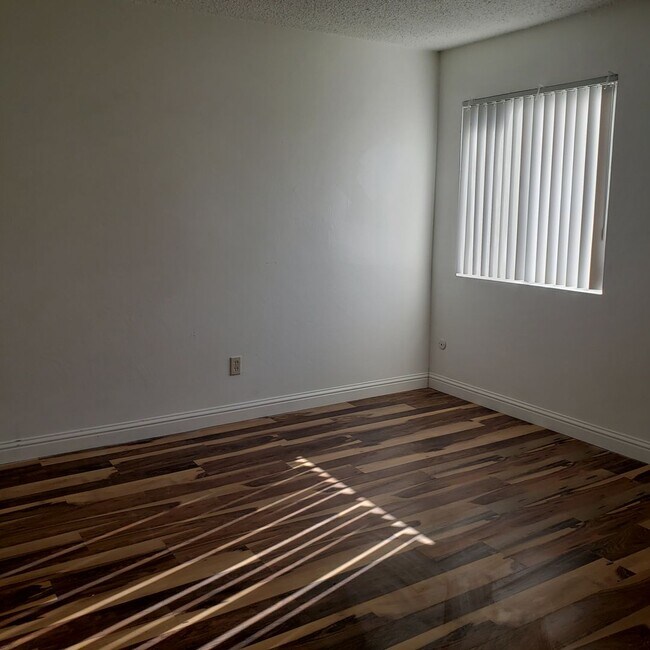 Foto del edificio - 1096p-092.1-RB-4124 Parker Ave.