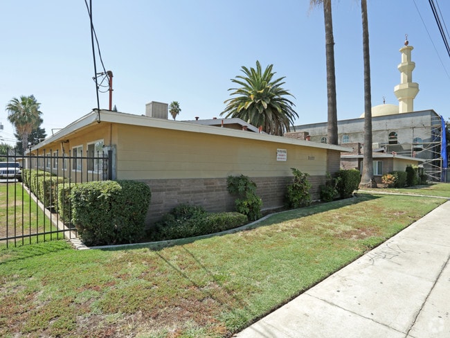 Building Photo - 2127 E Shaw Ave