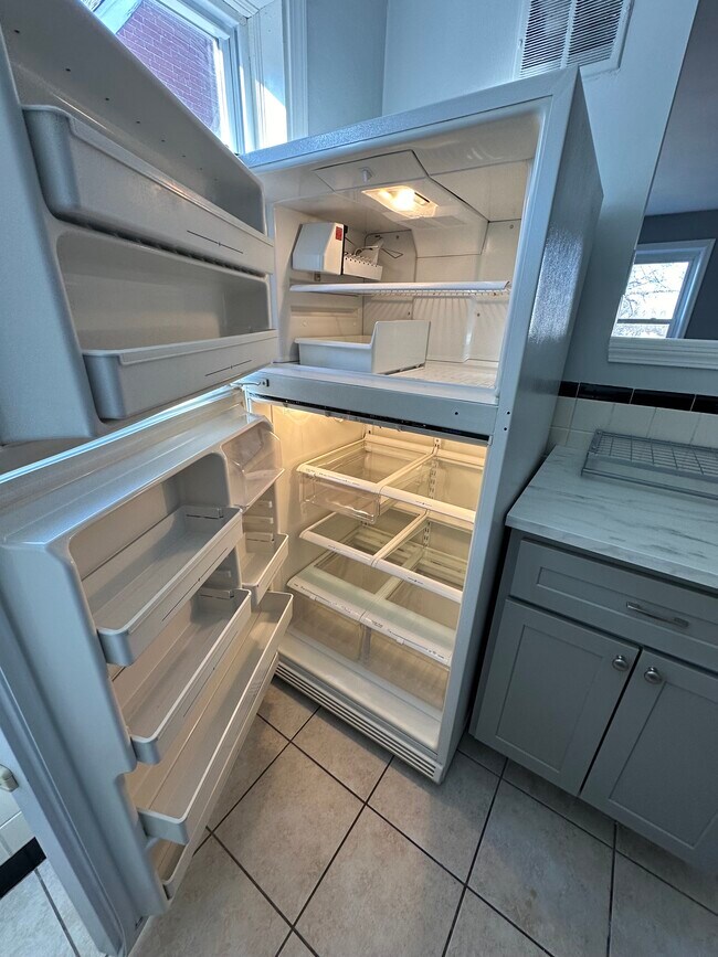 Foto del edificio - 4946 Kemper Ave