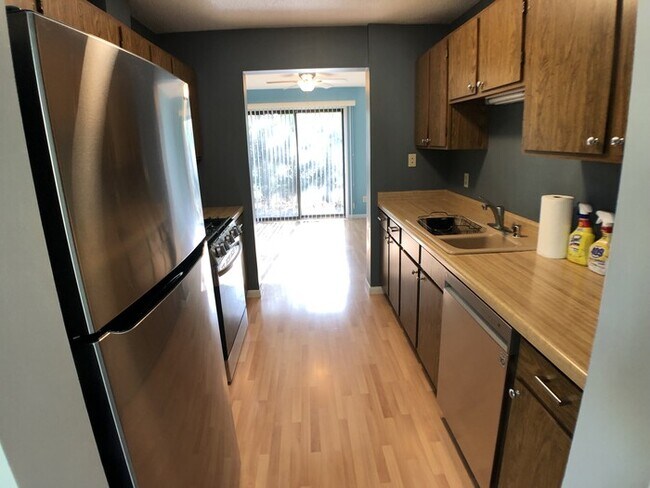 Building Photo - Available June 1st - 2 Bed/1.5 Bath Townhome in Saint Louis Park