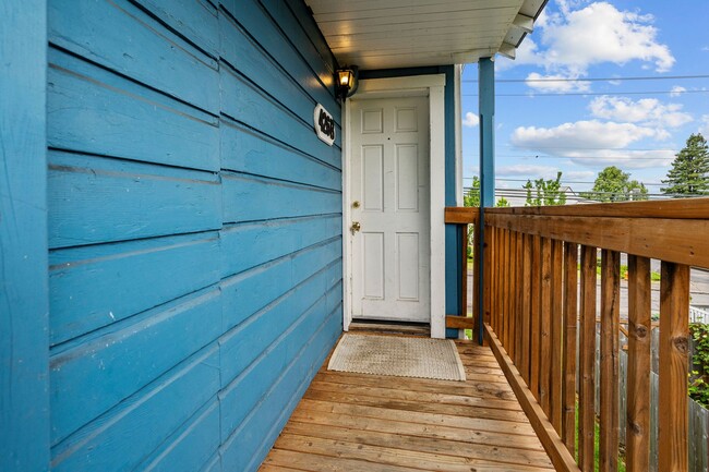 Building Photo - Charming 2 bedroom duplex-$200 off move in...