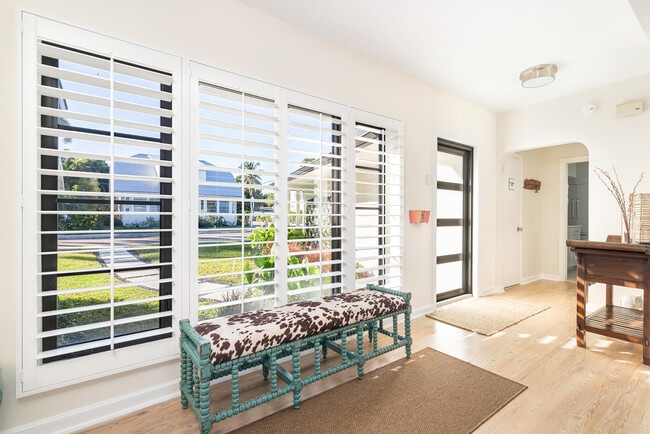 Foto del edificio - 328 N Lakeside Dr