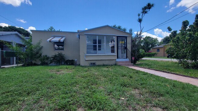 Amplio aparcamiento - 1342 NW 43rd St