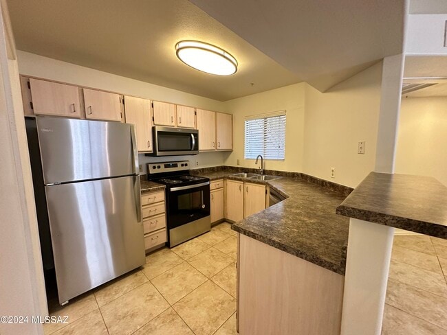 Building Photo - 5751 N Kolb Rd