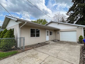 Building Photo - 7302 SE Harney St