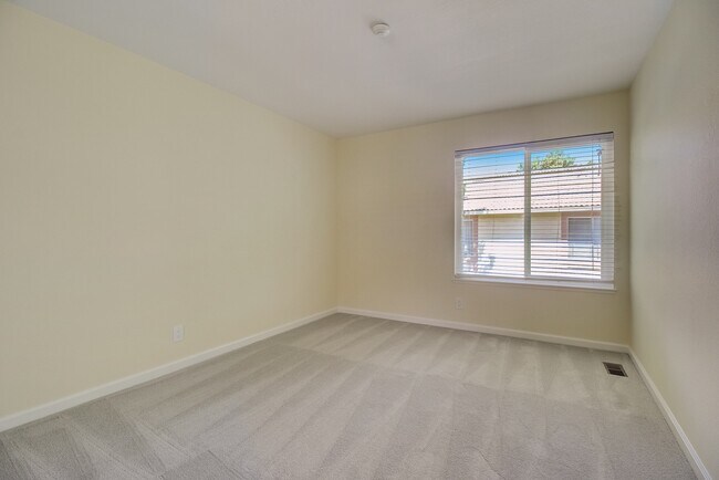 Building Photo - 5024 Bridgepointe Plz