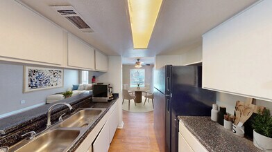 KITCHEN - Venetian Apartamentos Houston