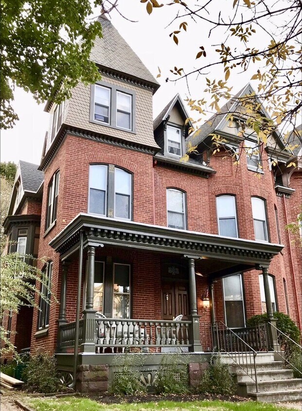 Front of Building - 728 N 5th St