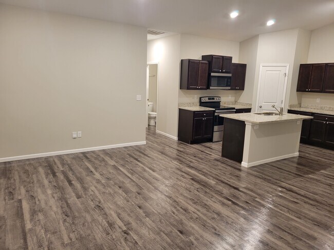 Building Photo - 1311 Azena St