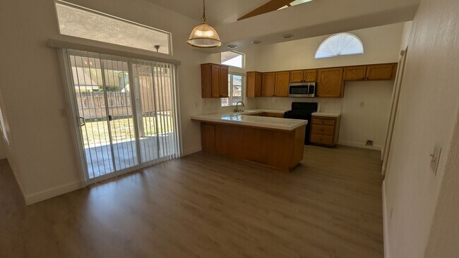 Foto del edificio - Large & Beautiful 4 Bedroom 2 Bath Custom ...