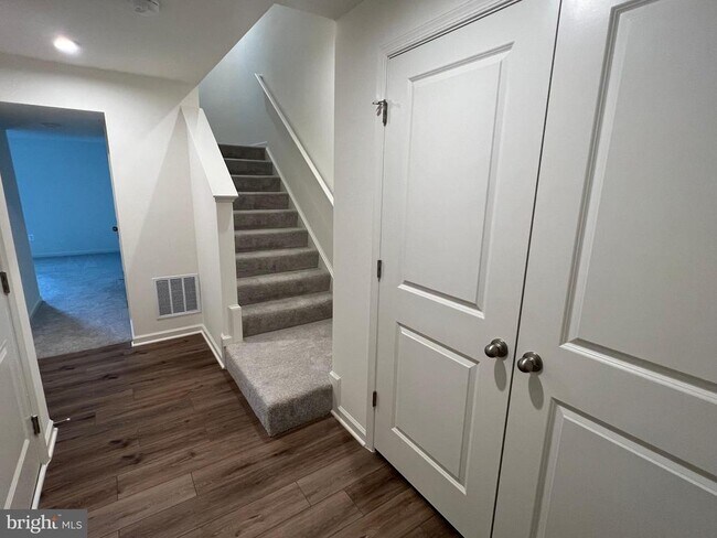 Building Photo - 211 Clifton Mnr