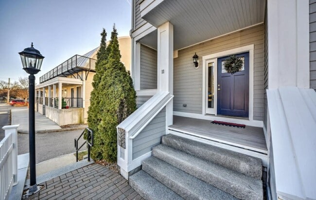 Building Photo - Luxury long term rental in the Heart of Br...