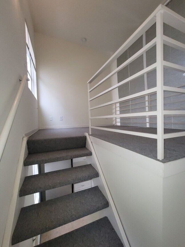 Building Photo - Chic SOMA Living: Spacious Tri-level 1-Bed...