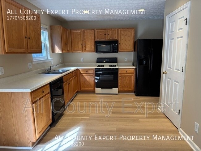 Building Photo - 520 Lazy River Ln