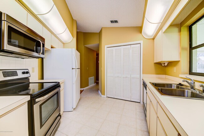 Foto del edificio - 13460 Little Farms Dr