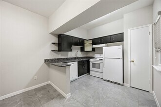Building Photo - 2100 Tanglewilde St