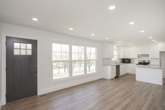 Foto del edificio - NOW AVAILABLE! Beautiful One- Level Goodle...