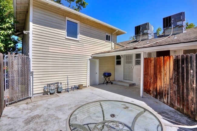 Building Photo - 5400-5402 Folsom Blvd