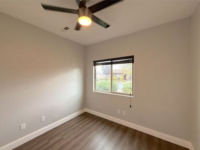 Building Photo - 4 bed, 2.5 bath duplex unit w/2 car garage