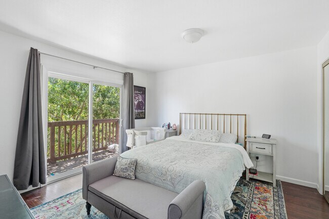 Main Bedroom - 5580 Traffic Way