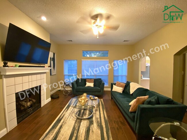 Foto del edificio - 317 Oak Meadow Ln