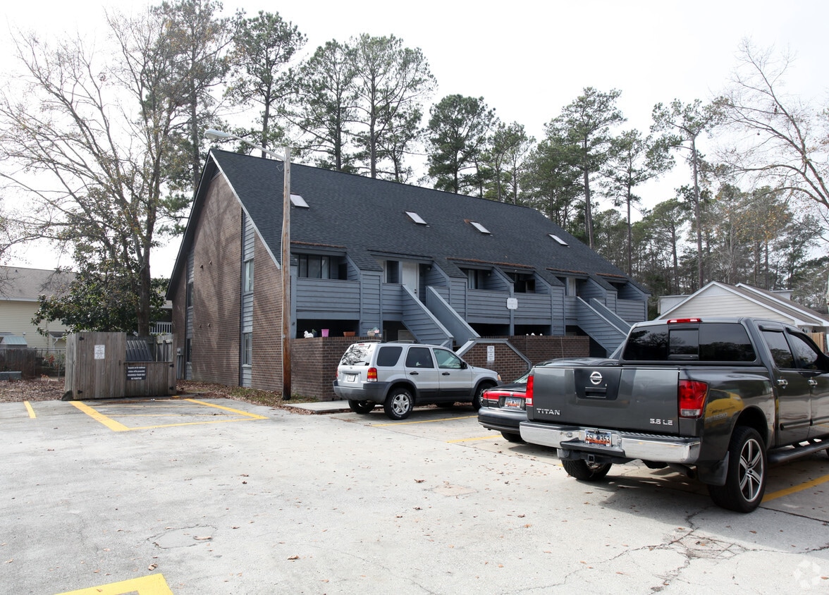 Building Photo - 141-145 Colonial Cir