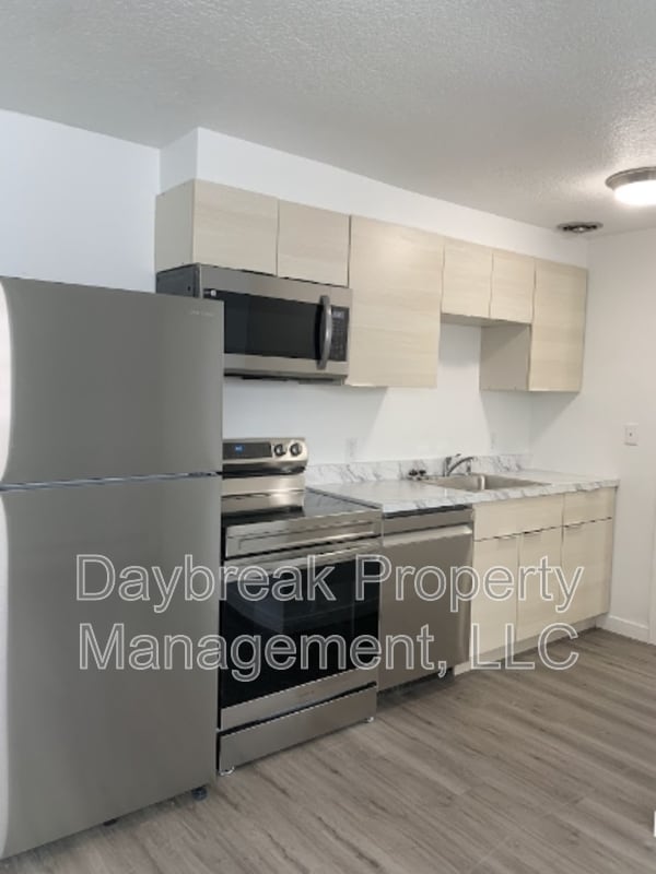 Building Photo - 1211-11 1/2 11 1/2 St N