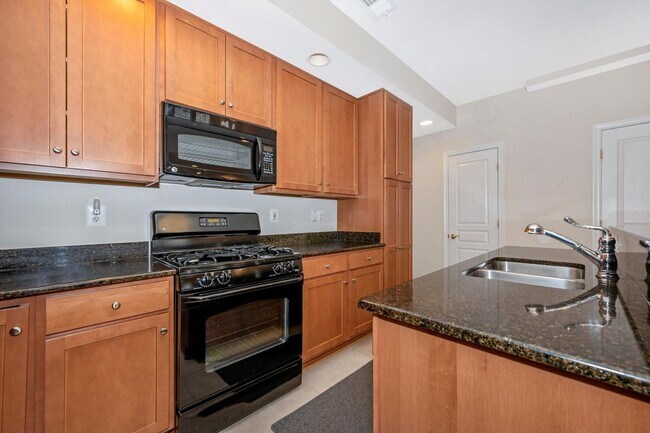 Foto del edificio - Desirable Two Level Condo For Lease - Not Pet Friendly