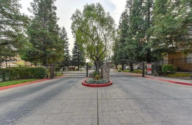 Foto del edificio - 501 Gibson Dr