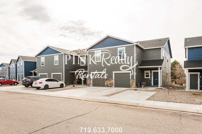 Foto del edificio - Spacious 3 Bedroom Townhome Located Just o...