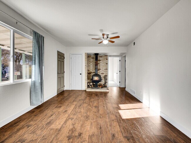 Building Photo - $2,495.00 - 3 Bedrooms, 1.5 Bathrooms, Single Family Home in Aurora with Washer and Dryer!