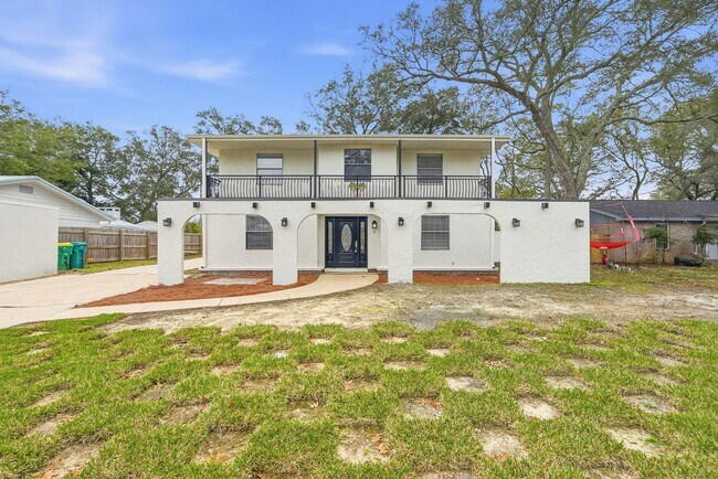 Foto del edificio - 5BR! Mediterranean-style residence in the heart of Niceville