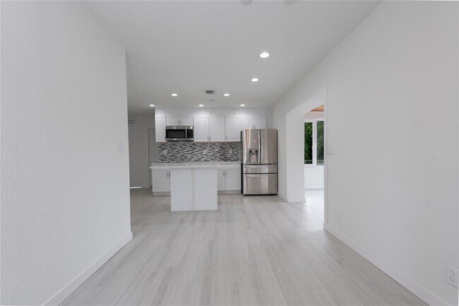 Building Photo - 713 SW 4th Ct