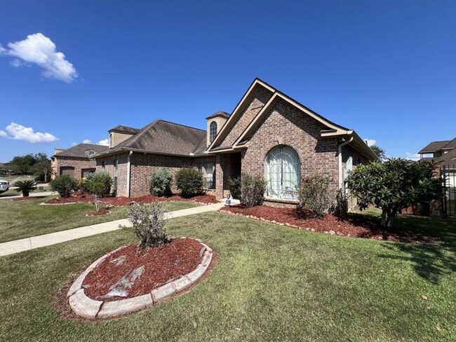 Building Photo - Beautifully Furnished 4-Bedroom Home in Zachary's Audubon Lakes!