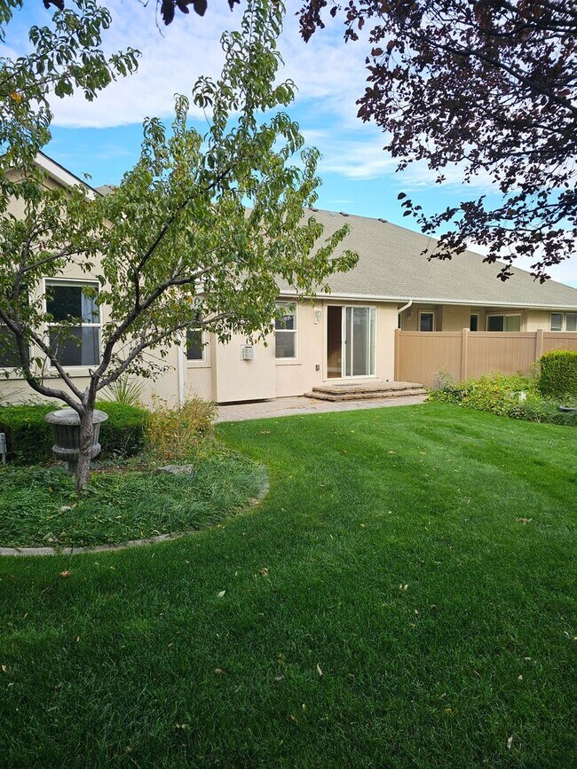 Building Photo - Townhouse located near Canyon Rim Parkway ...
