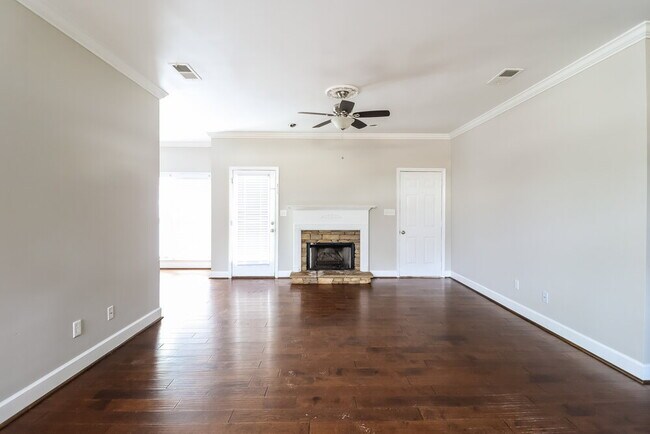 Foto del edificio - 1001 Saddlecreek Pkwy