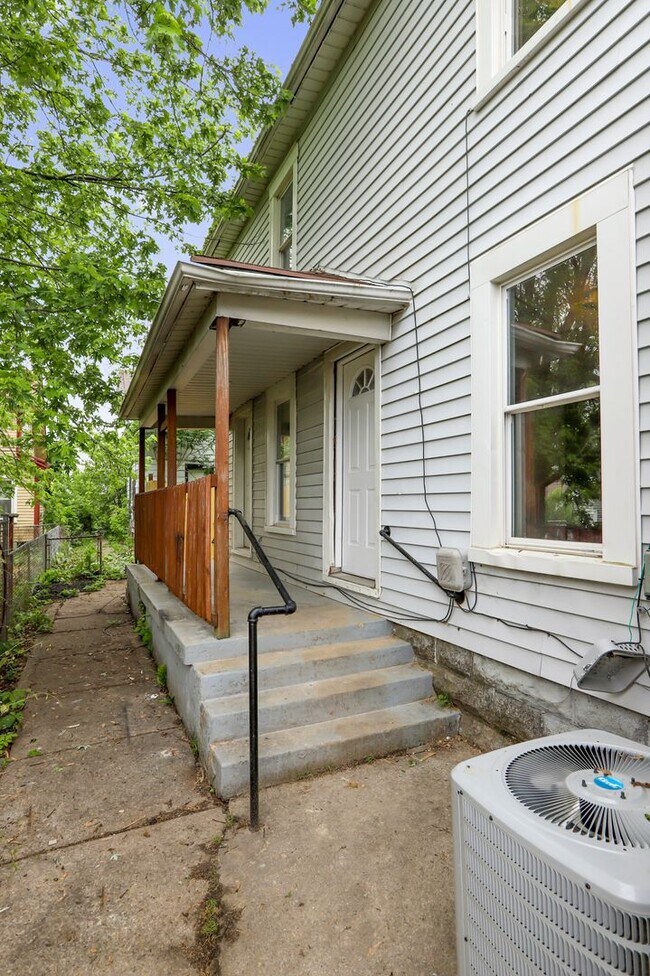 Building Photo - Check out this spacious 2bdr home for rent!