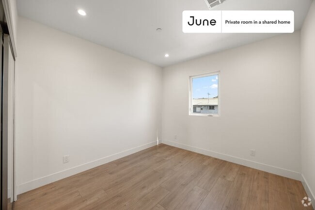 Building Photo - Private bedroom in 4 bed/4 bath Home