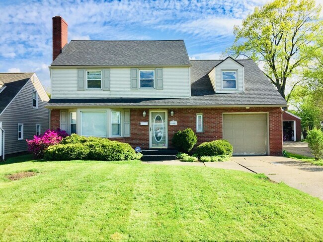 Building Photo - 4 Bedroom Home with Swimming Pool