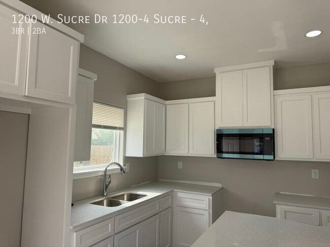 Foto del edificio - 1200 W Sucre Dr