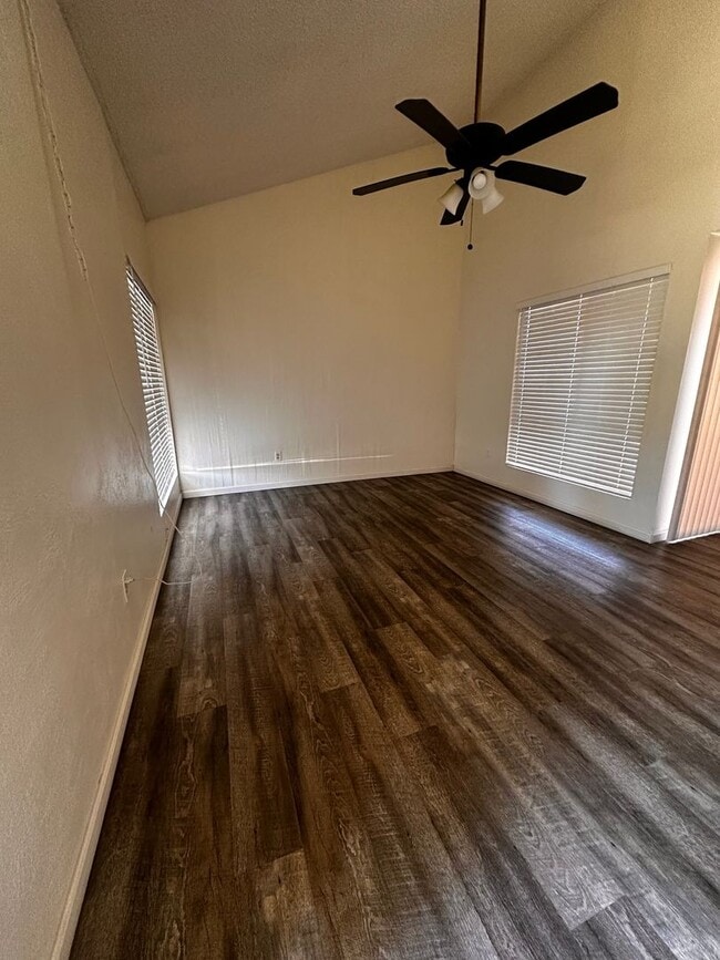 Building Photo - 3 Bedroom 1.5 Bathroom Condo