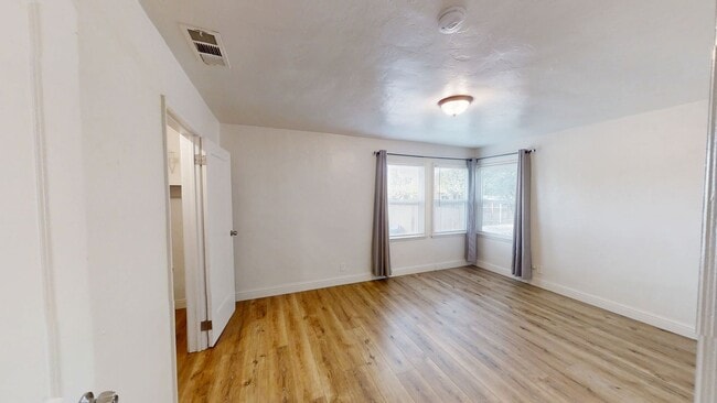 Building Photo - Fresh 3BR/2BA • Pet Friendly • Garage • Mo...