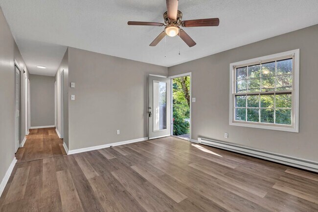 Foto del edificio - $2200 —Available spring semester January 2026 4 bedroom 2 bath House Student and pet friendly