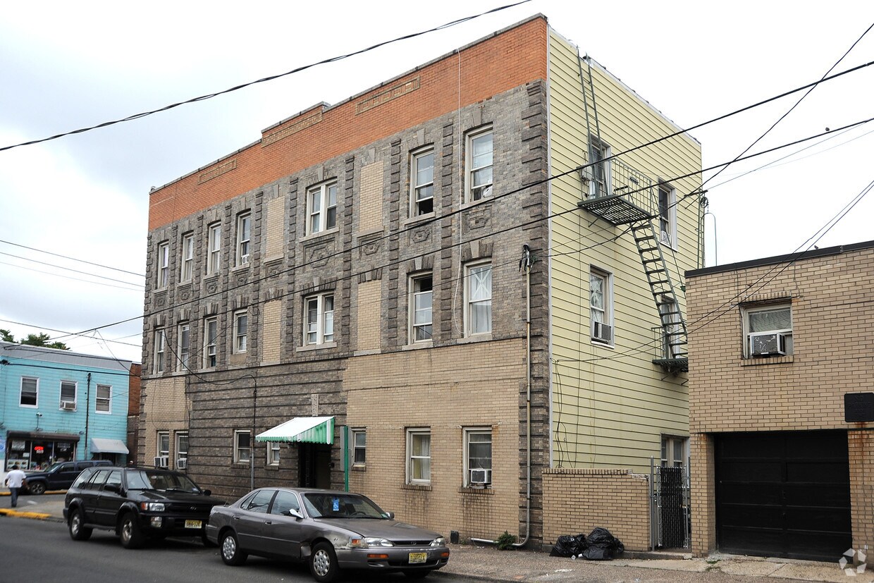 Building Photo - 261 Walker St