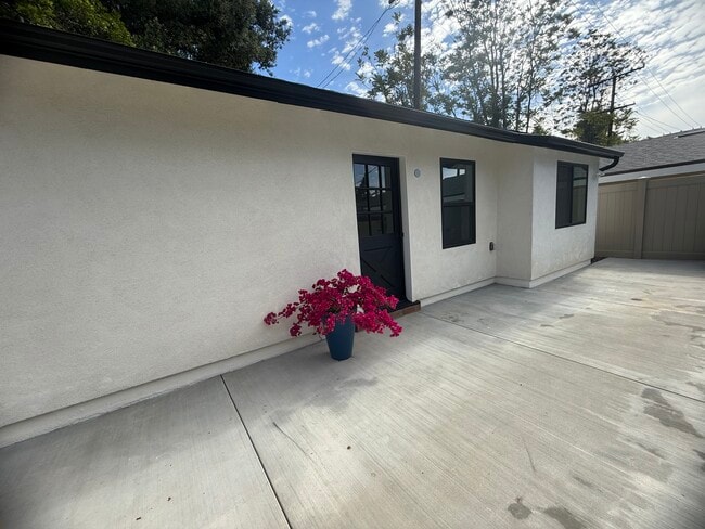 Building Photo - 3059 Sycamore Ave