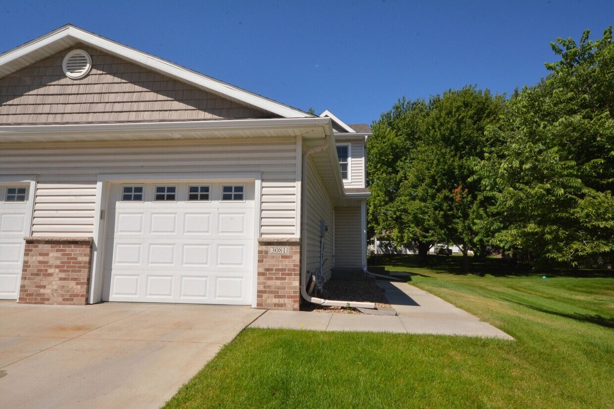 Primary Photo - Gorgeous end unit in desireable Villas on ...