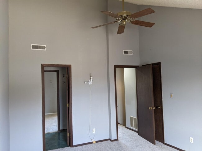 Building Photo - 2104 Melrose Dr