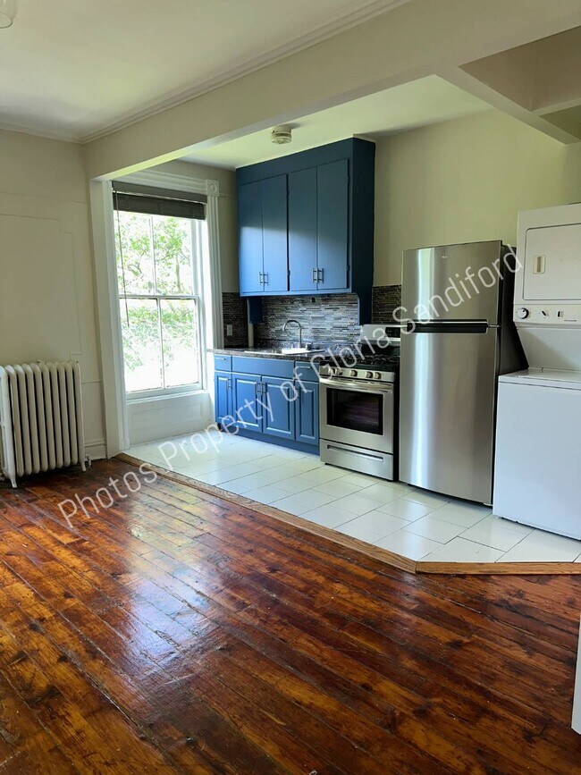 Building Photo - 493 Halsey St