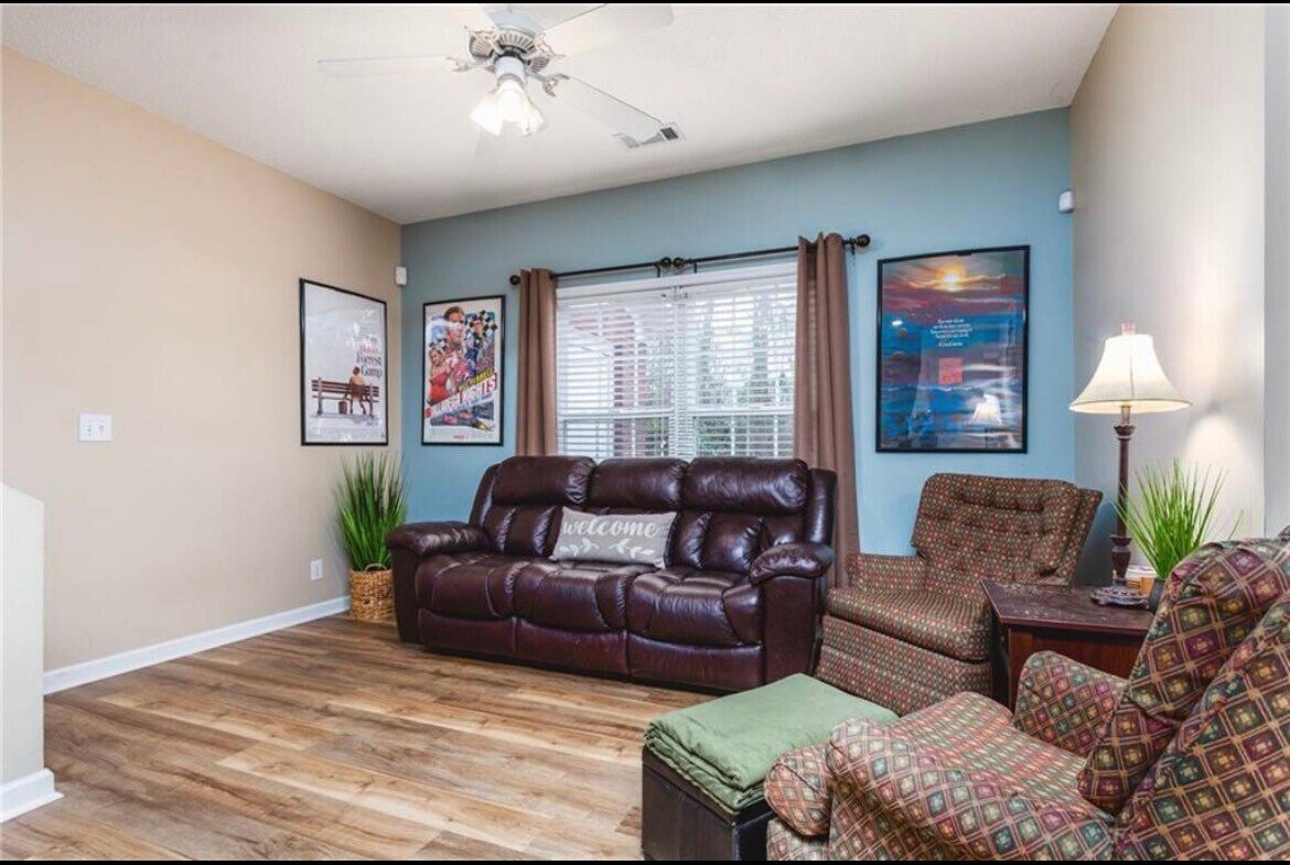 Primary Photo - 1420 S Donahue Dr